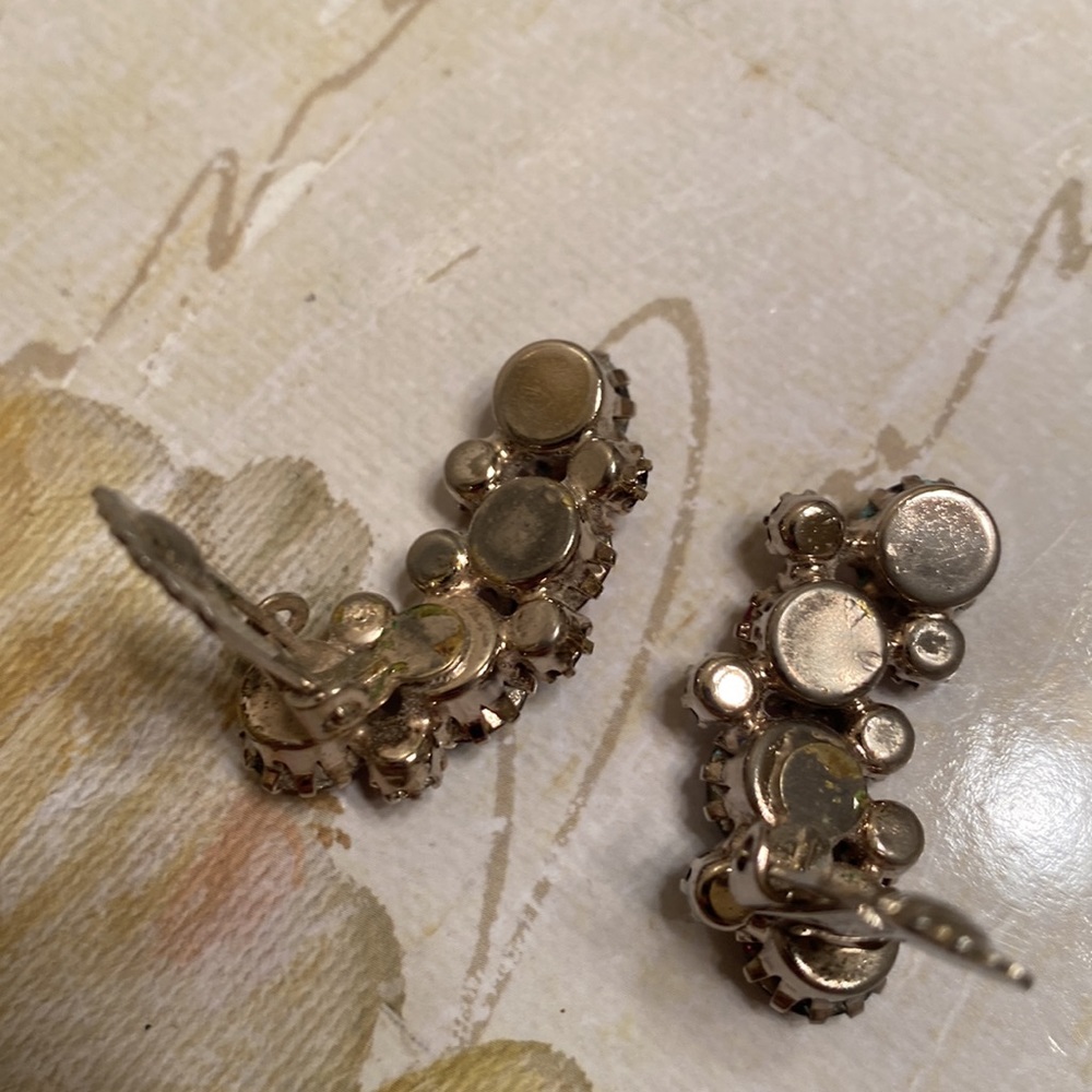 Vintage Karu Arke, Inc glittering rhinestone brooch & clip earrings - Picture 8 of 13